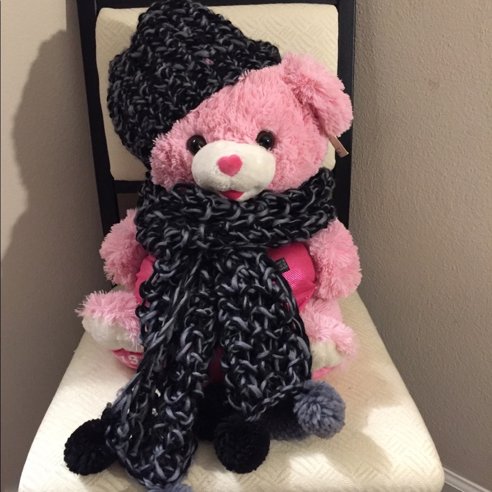 Hat and scarf set.